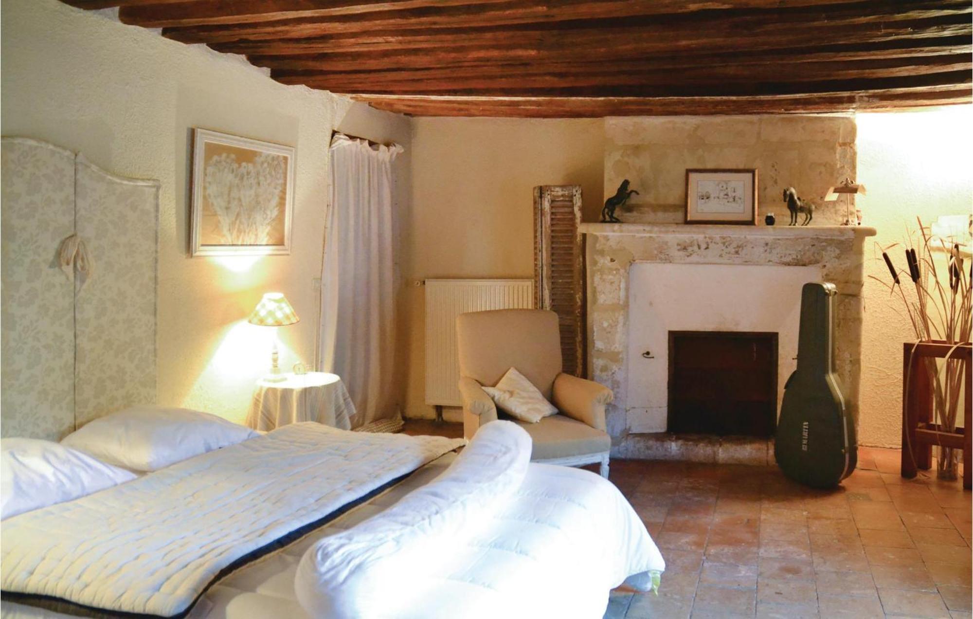 Cozy Home In Gennes With Kitchen Екстер'єр фото